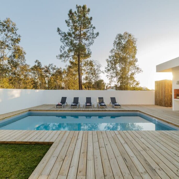Pool mit Holzdeck und Liegestühlen