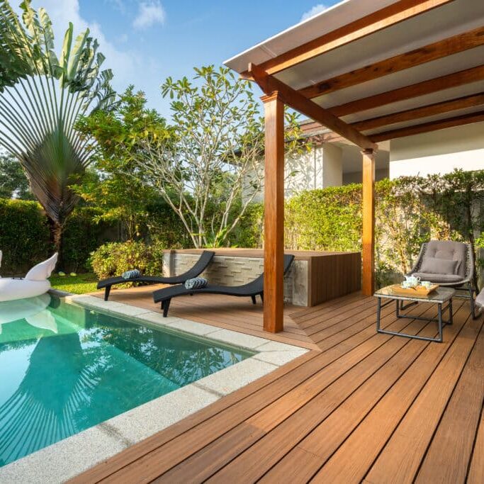 Holzterrasse am Pool